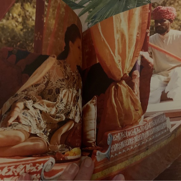 Louis Vuitton look book 2011 81/2 x 10 1/2” beautiful picts collectible students - Picture 3 of 3